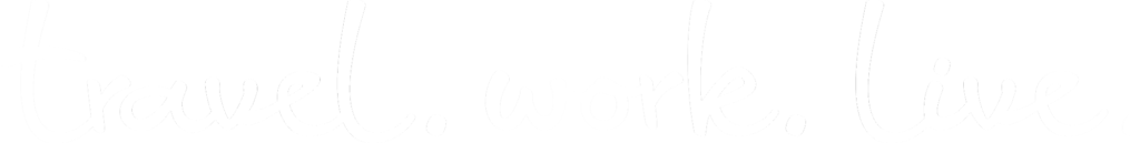 Banner mit den Worten "travel.work.live." in beiger Schriftfarbe und grauem Hintergrund.